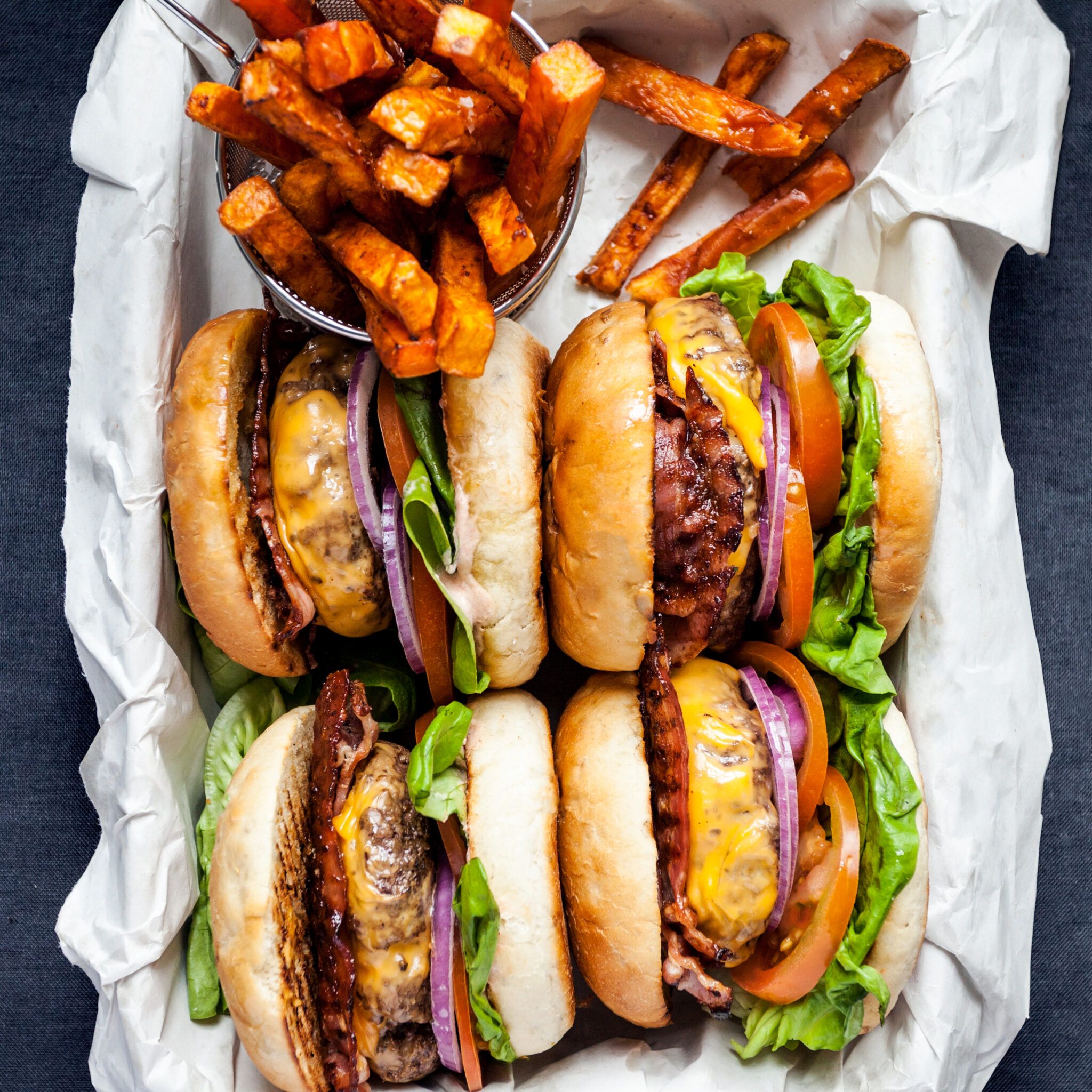 Grillade hamburgare med cheddarost, bacon och sötpotatispommes