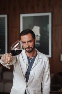 Måns Zelmerlöw Snurrar Flaskan om: vin, mat, sjunga på svenska och mer...