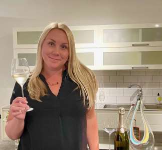 Vi snurrar flaskan Minna Nehvonen - expert på vinglas