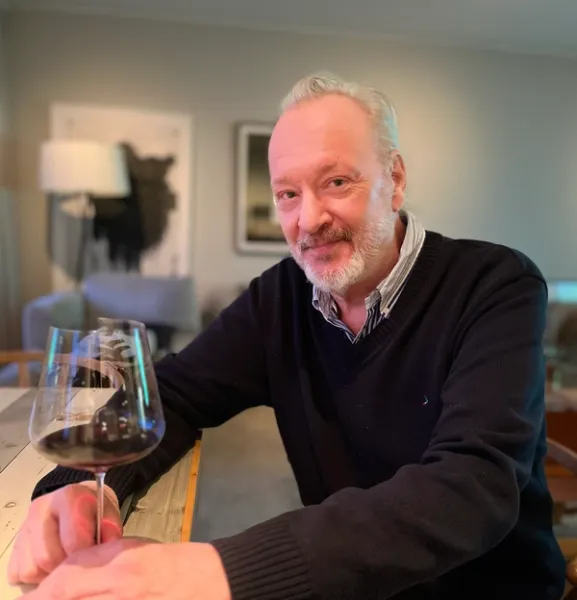 Mikael Karis kan vin (och mat). På riktigt.