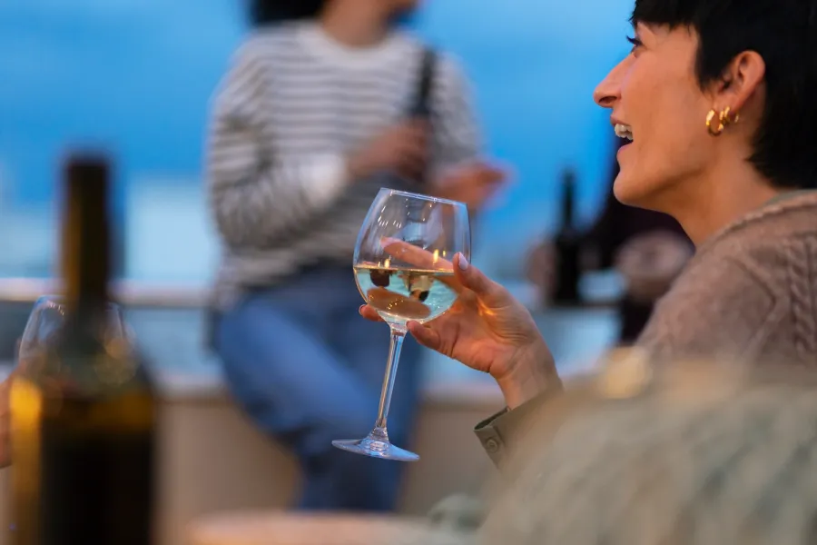 Kvällar med stickad tröja på - vintipsen som förlänger sommaren