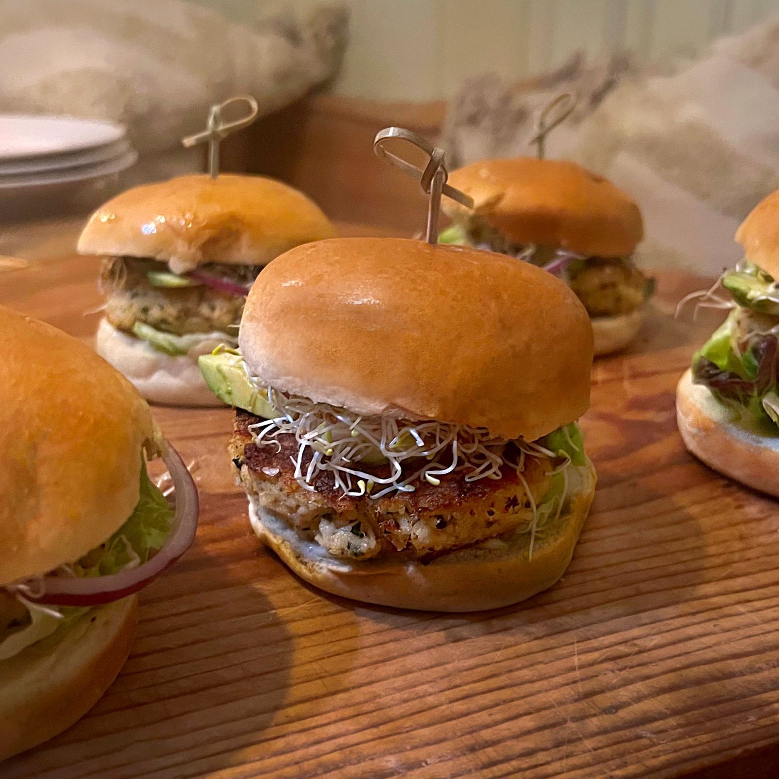 Äntligen Helg med Suzanne Ribbing: frasiga crab cake burgare