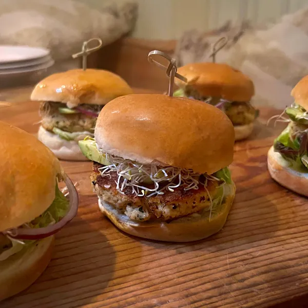 Äntligen Helg med Suzanne Ribbing: frasiga crab cake burgare