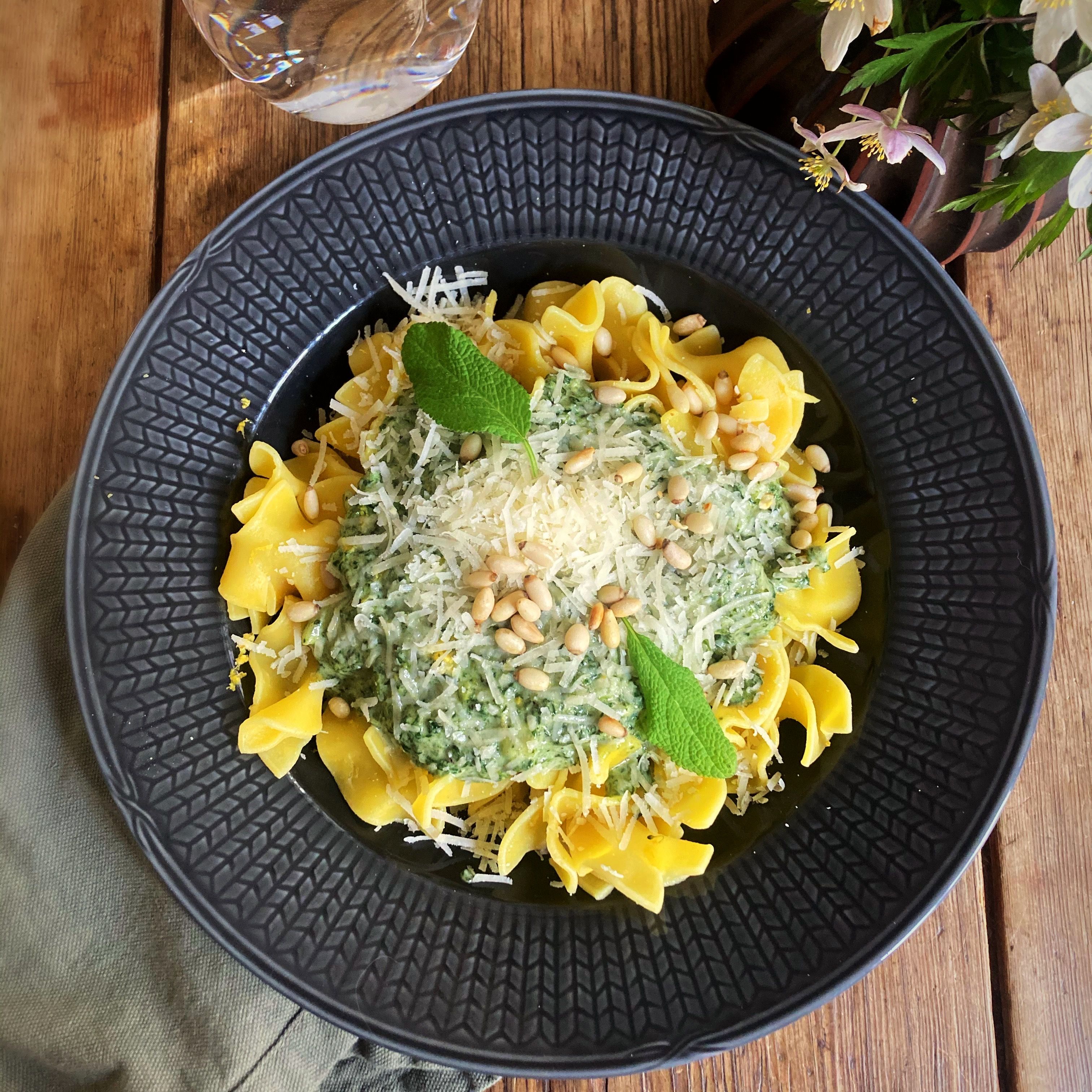 Äntligen helg med Suzanne Ribbing: nässelpesto