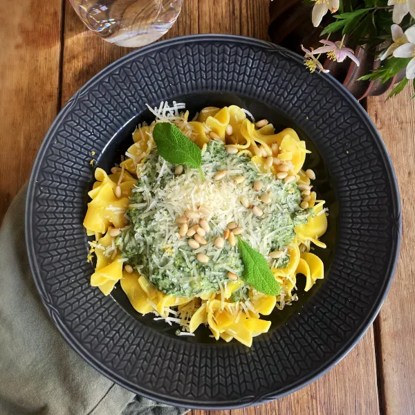 Äntligen helg med Suzanne Ribbing: nässelpesto