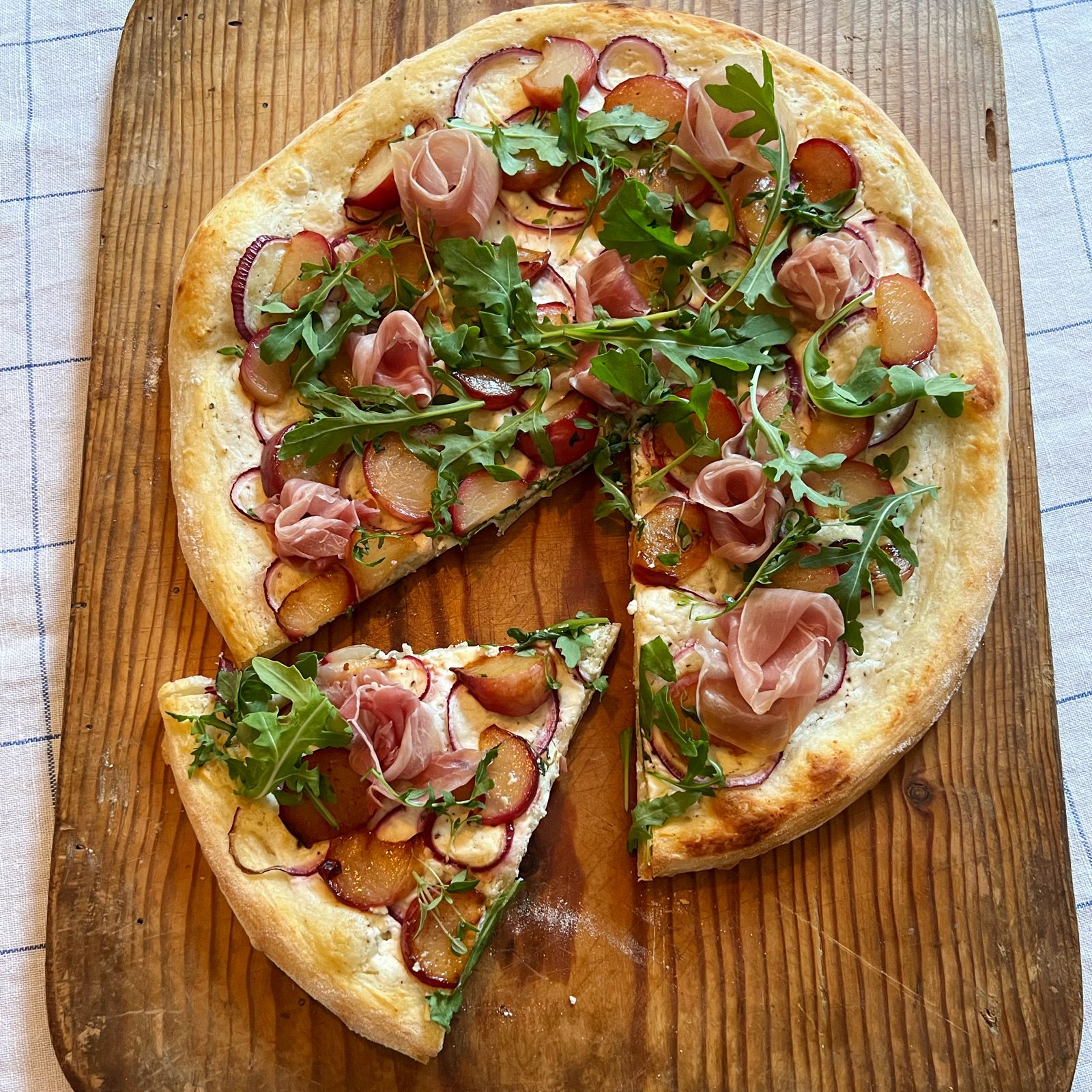 Äntligen Helg med Suzanne Ribbing: pizza med getost & smörstekt persika