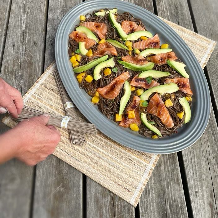 Äntligen Helg med Suzanne Ribbing: Het - men kall - sommarsallad på sobanudlar