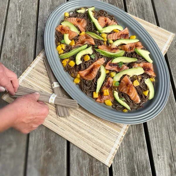 Äntligen Helg med Suzanne Ribbing: Het - men kall - sommarsallad på sobanudlar