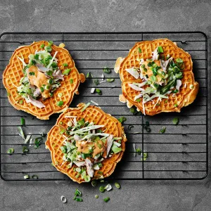 Matiga våfflor med tomatpestosås