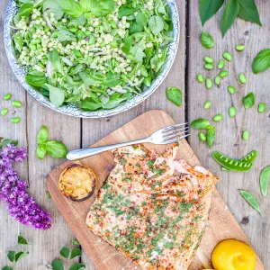 Helgrillad laxfilé med pestodressad pärlcouscous