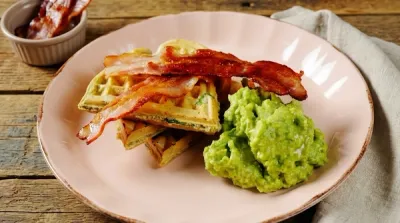 Spenatvåfflor med knaperstekt bacon och avokadodipp