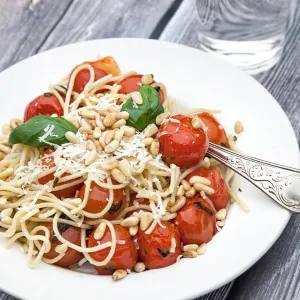 Spaghetti med ugnsrostade körsbärstomater