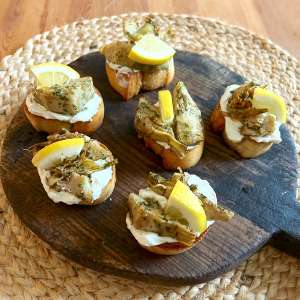 Äntligen Helg med Suzanne Ribbing: Bruschetta med kronärtskocka och getostkräm