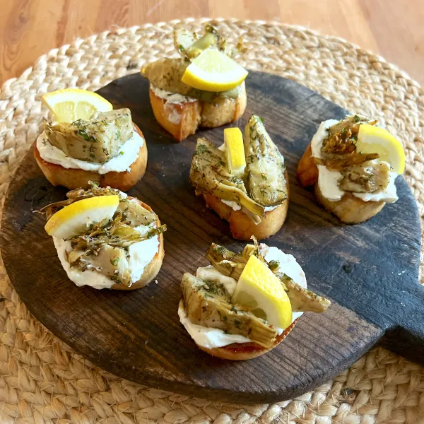 Äntligen Helg med Suzanne Ribbing: Bruschetta med kronärtskocka och getostkräm
