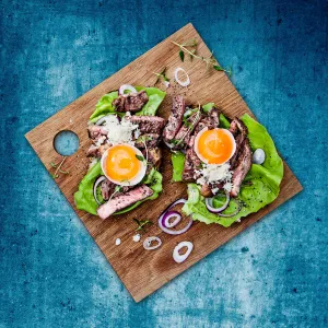 Bookmaker Toast med grillad entrecôte, pepparrot och dijoncrème