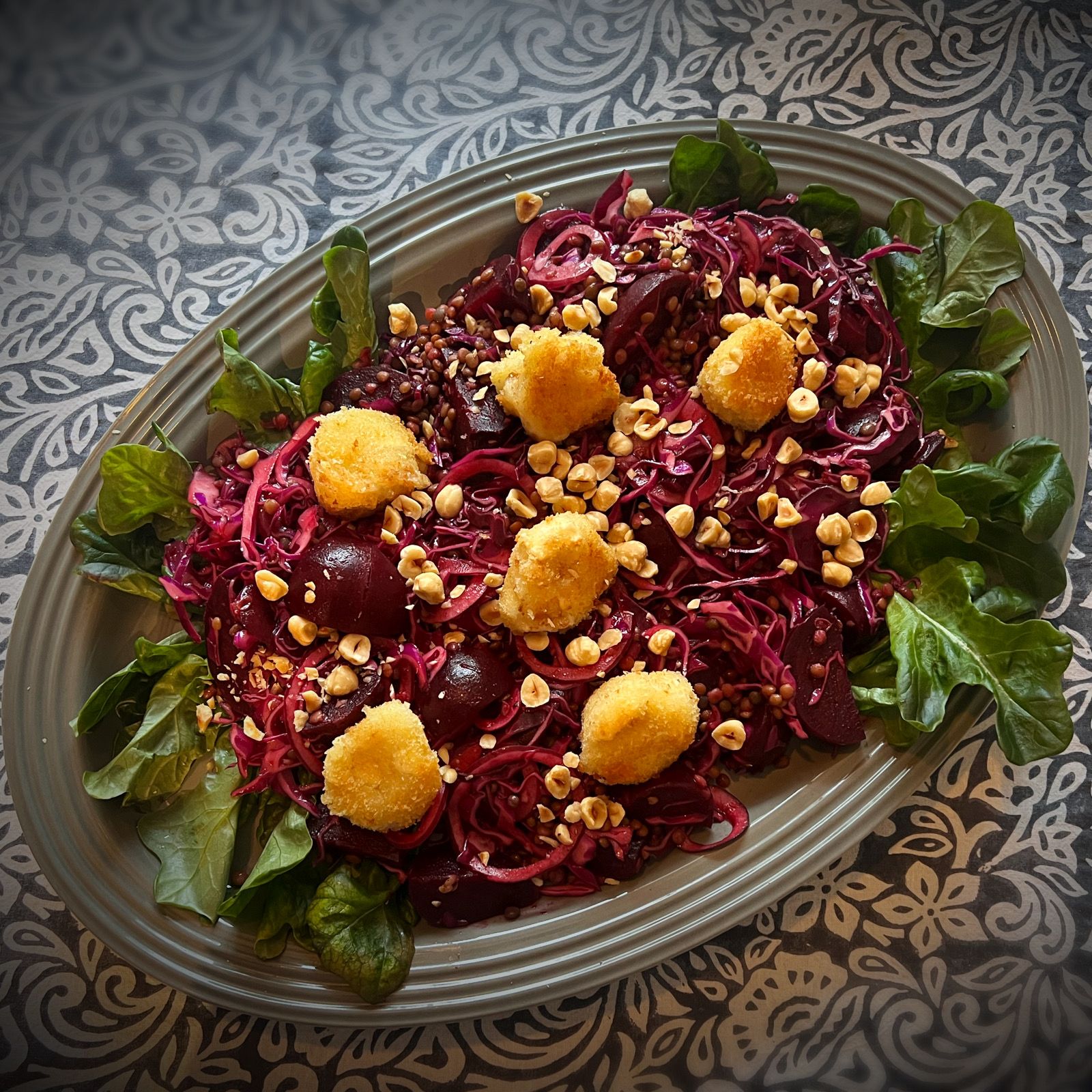 Äntligen Helg med Suzanne Ribbing: röd vintersallad med krispiga chevrébollar
