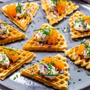 Potatisvåfflor med löjrom, smetana och rödlök