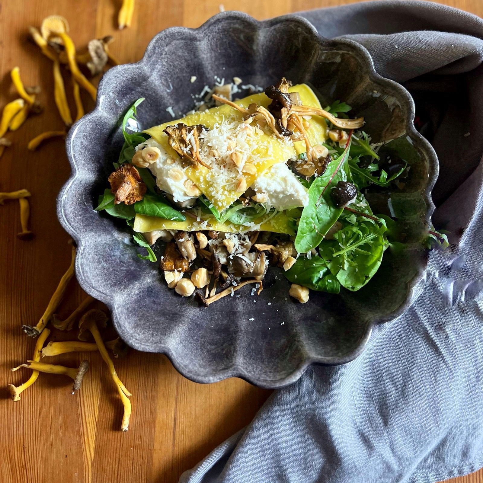 Äntligen Helg med Suzanne Ribbing: Öppen lasagne med svamp, ricotta & hasselnötter