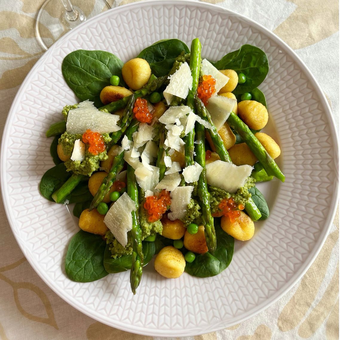 Äntligen Helg med Suzanne Ribbing: Gnocchi med sparris och örtpesto