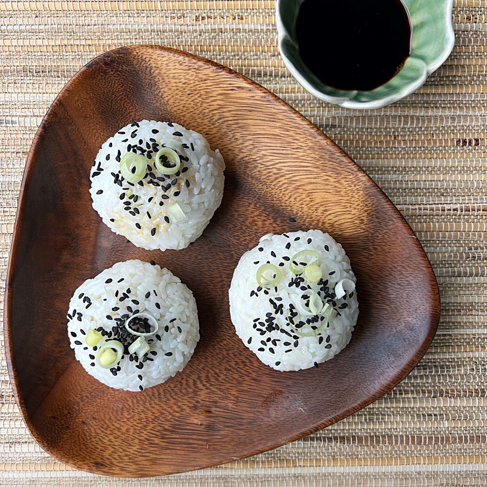 Äntligen Helg med Suzanne Ribbing: Sushibollar med lax och avokado