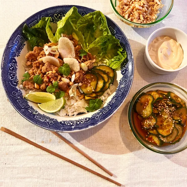 Äntligen Helg med Suzanne Ribbing: Kycklingbowl med smaker från hela världen