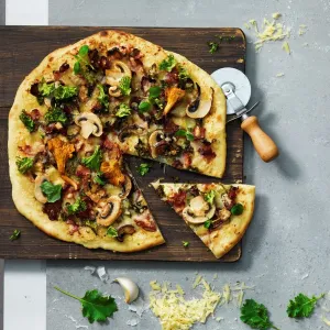Pizza Bianca med grönkål, kantareller och Västerbottensost