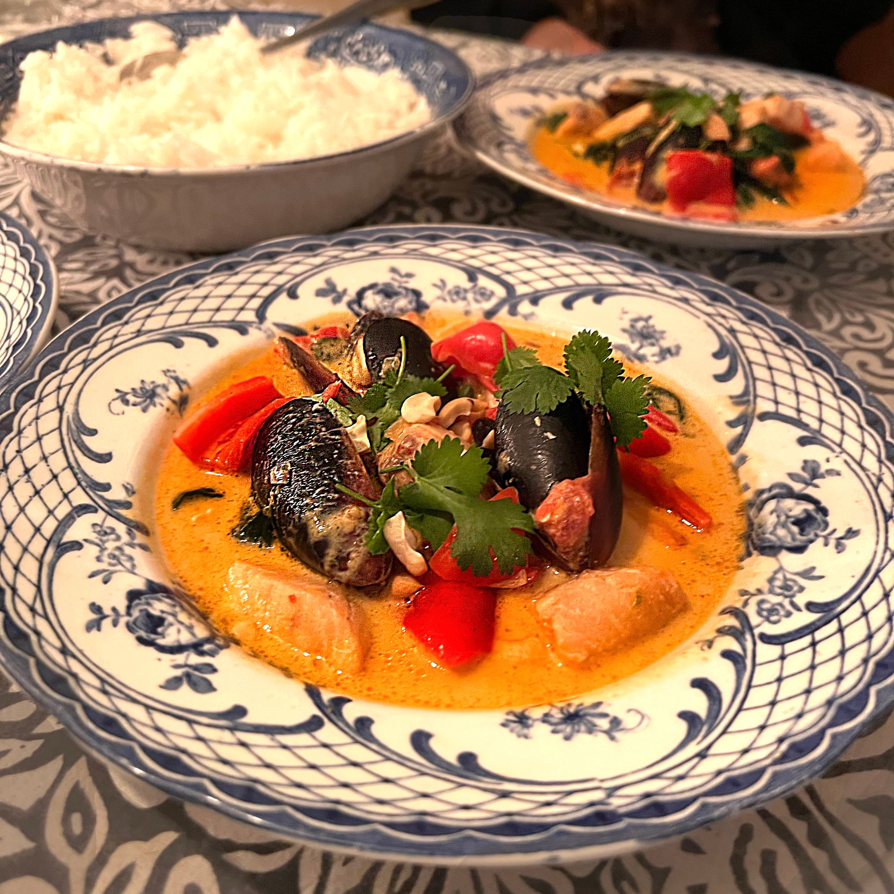 Äntligen Helg med Suzanne Ribbing: Thaigryta med lax och musslor