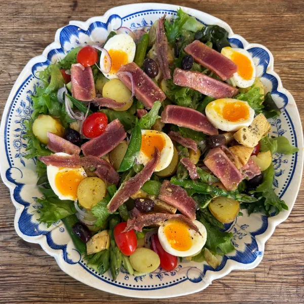 Äntligen Helg med Suzanne Ribbing: Sallad Nicoise med färsk halstrad tonfisk