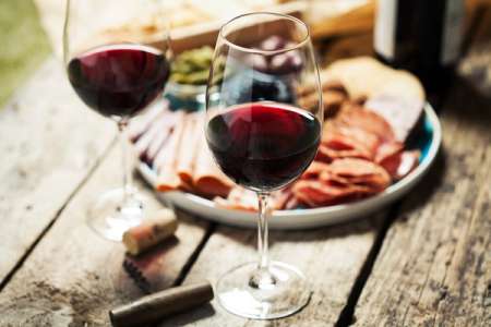 Fem favoriter för helgen - som du enkelt hittar på Systembolagshyllan