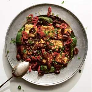 Stekt ost med padrones, chili och kalamataoliver