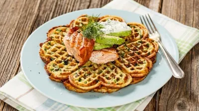 Spenatvåfflor med avokado och varmrökt lax