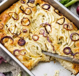 Focaccia med rödlök och fänkål