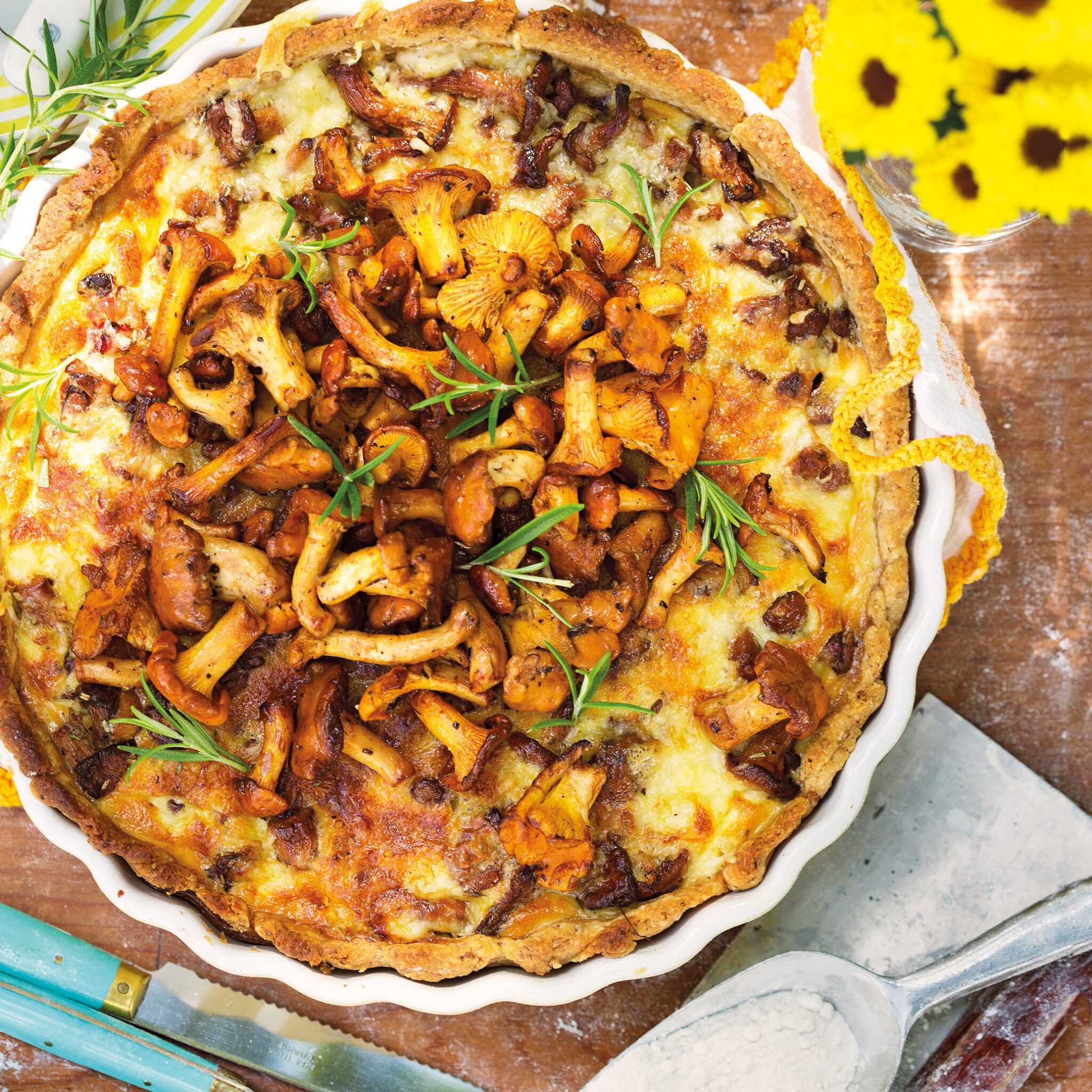 Kantarellpaj med härliga örter