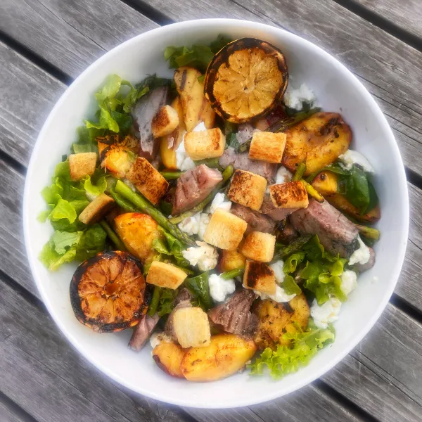 Äntligen Helg med Suzanne Ribbing: Bjudsallad med grillad tonfisk och nektarin