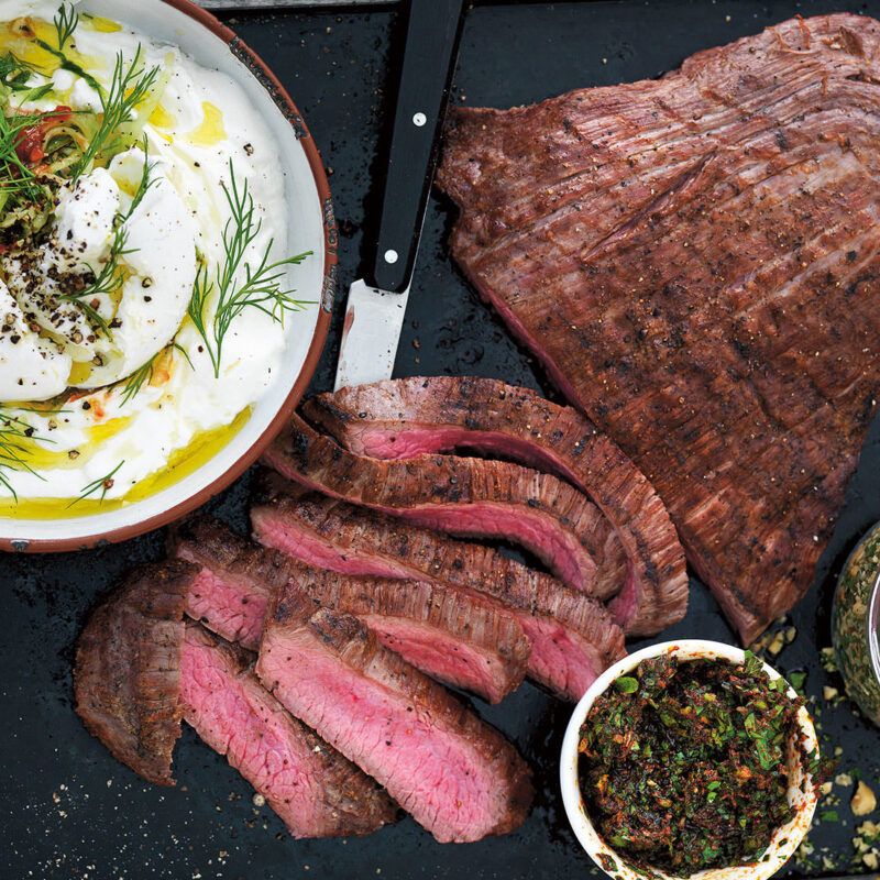Flankstek med gremolata och hasselnötter och yoghurt med mozzarella, dill och chiligurka