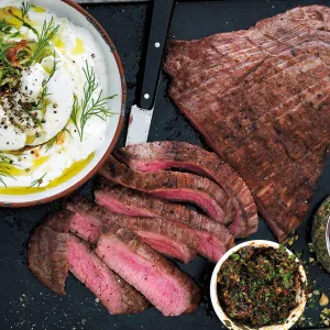 Flankstek med gremolata och hasselnötter och yoghurt med mozzarella, dill och chiligurka