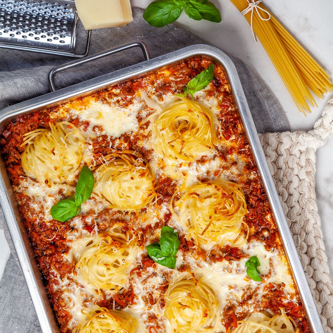 Krämig köttfärsgratäng med spaghetti och osttäcke
