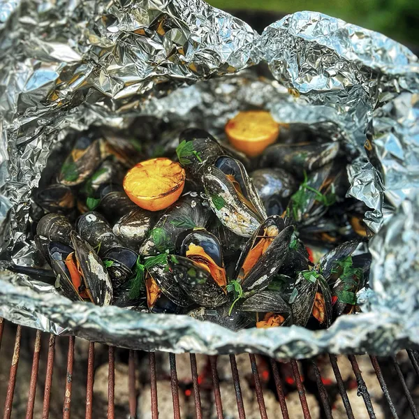 Äntligen Helg med Suzanne Ribbing: grillade blåmusslor